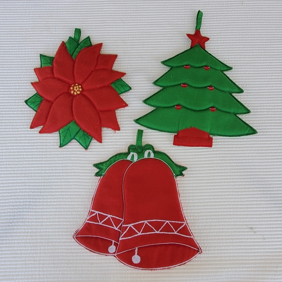 3 Christmas Potholders Vintage Tree Poinsettia Bells Cottagecore Decorative - Picture 1 of 9